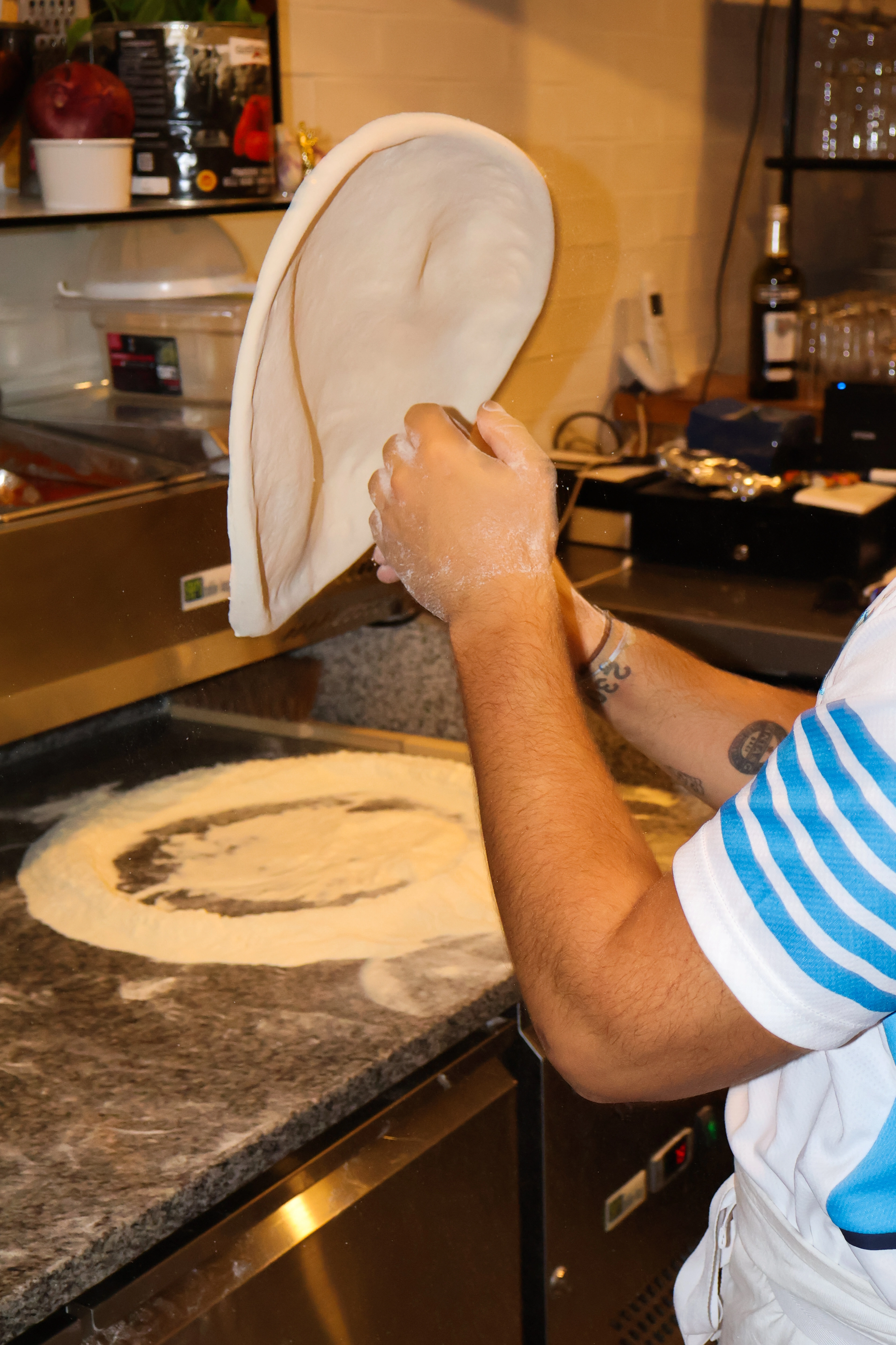 Pâte à pizza en préparation